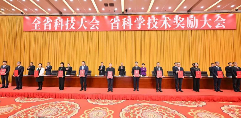 全省科技大会、省科学技术奖励大会召开 省学会提名获奖项目上台领奖
